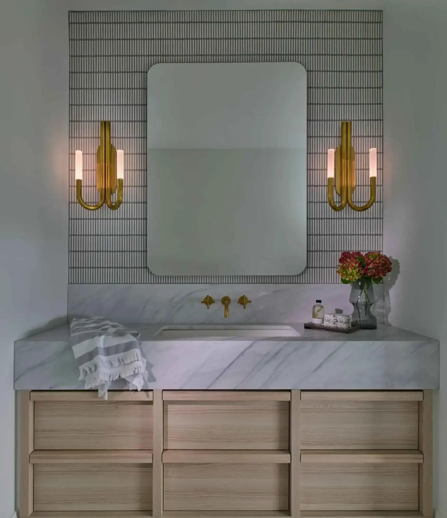 17-Toronto-Home-Renovation-Bathroom-with-Sconce-Lighting (1)