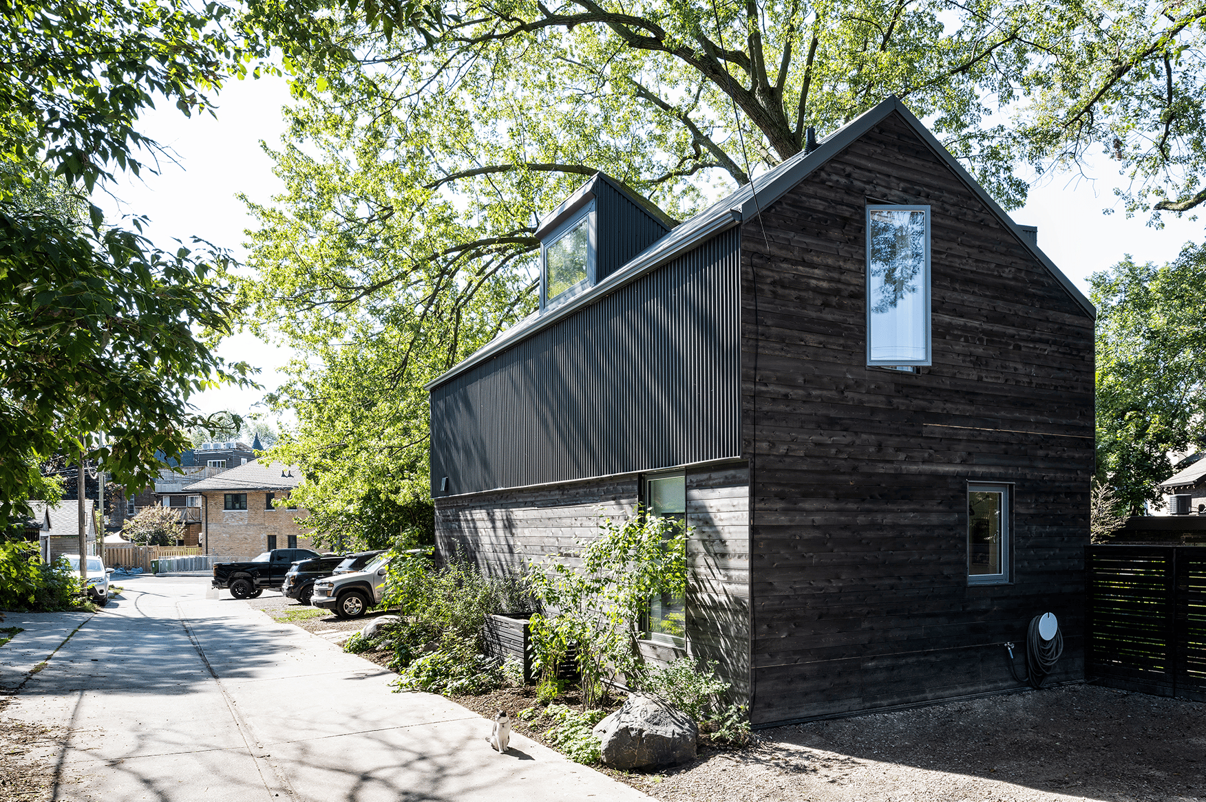 1-toronto-laneway-house-laneway-view