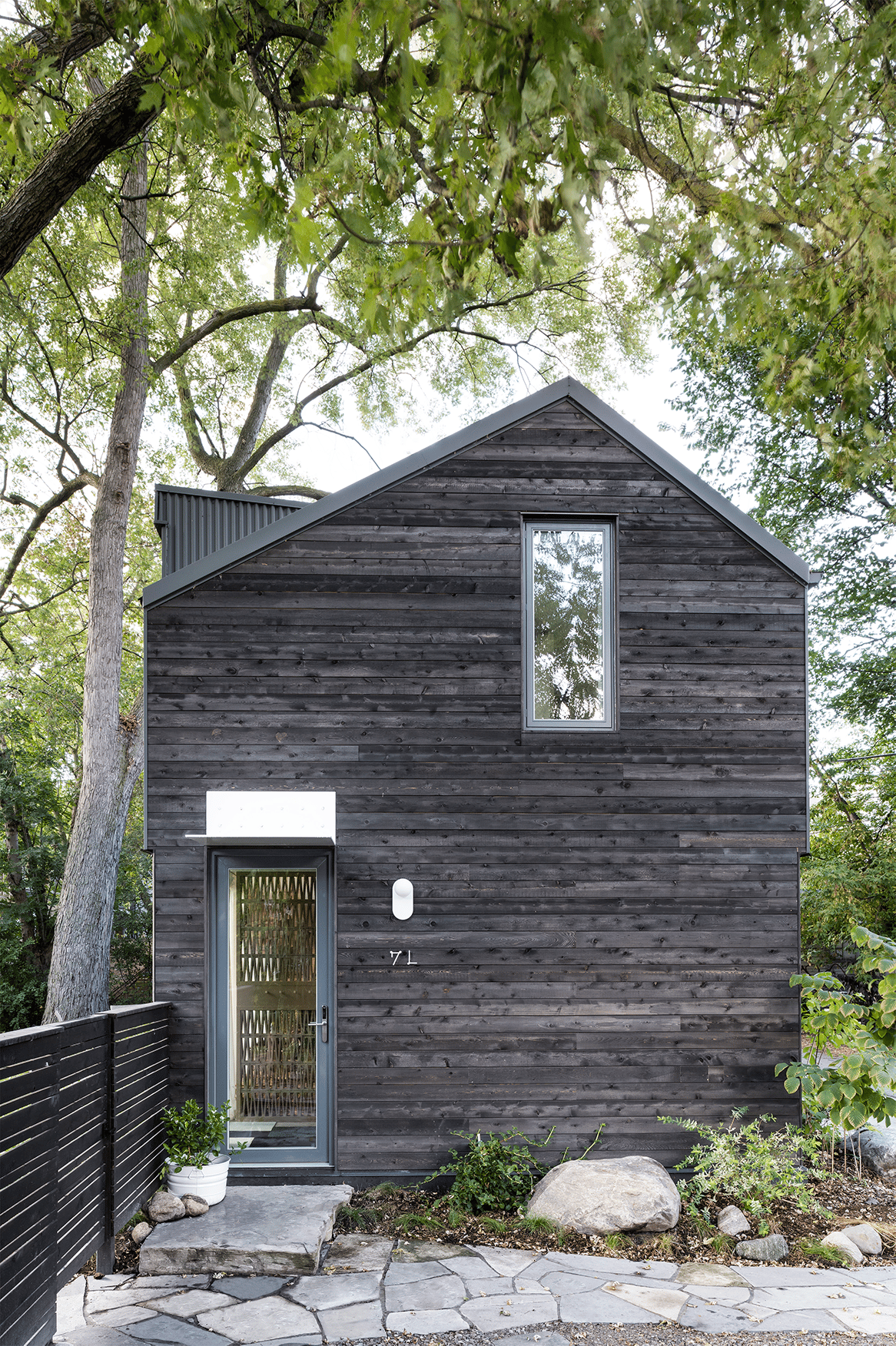 2-toronto-laneway-house-front-entrance-1